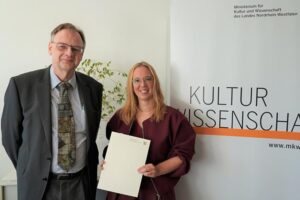 Ministerialdirigent Ralf Thönnissen (MKW NRW) ernennt Dr. Annett Schmeck zur neuen Kanzlerin der HS Rhein-Waal |© MKW NRW