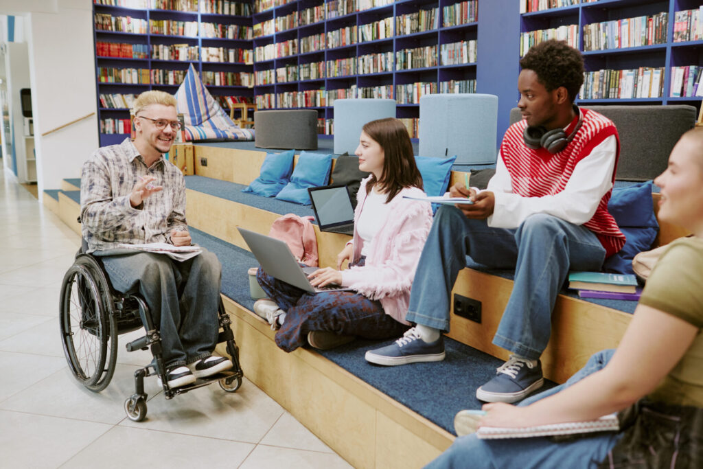 Eine Gruppe von Studierenden in einer Bibliothek