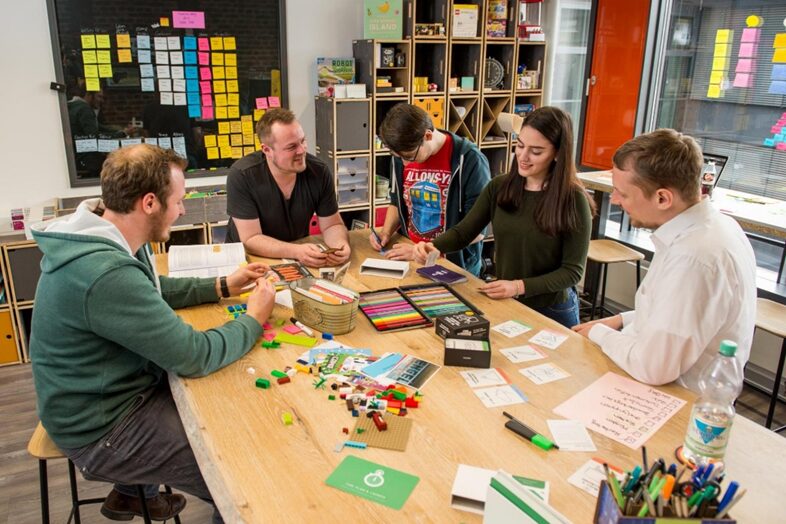 Hochtisch für Gruppenarbeiten | © THK