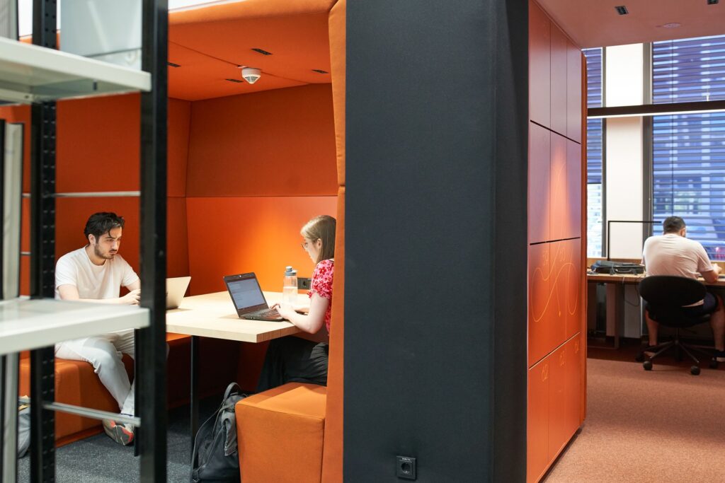 Lernnischen in der Bibliothek Lesecafé | © THK