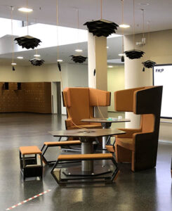 Die Steckdosen im Tisch werden mit Strom von oben versorgt.