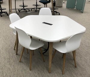 Stromversorgung für den Tisch über einen Bodentank