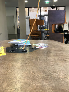 Die Steckdosen im Tisch werden mit Strom von oben versorgt.