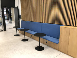 Mit Steckdosen ausgestattete Büromöbel