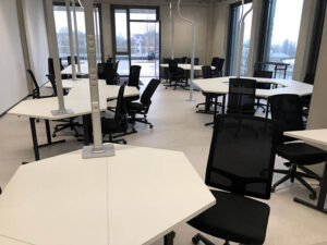 Stromsäulen verteilen Strom an zentralen Orten im Raum, z.B. in der Mitte von Tischen.