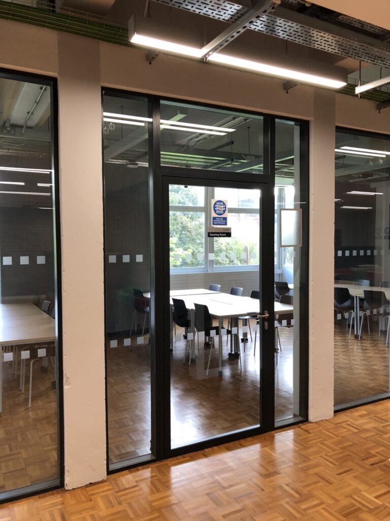 Beispiel Glaswand mit Blick in Seminarraum