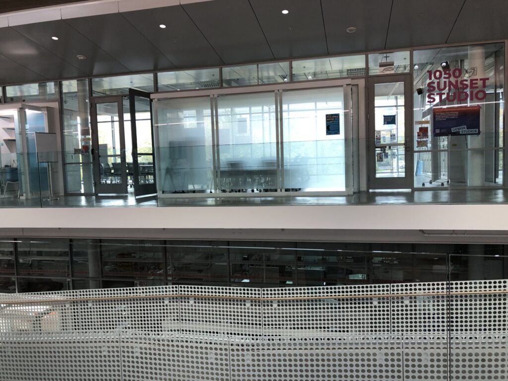 Beispiel Glaswand mit Blick in Seminarraum