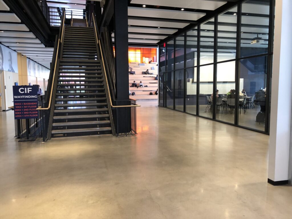 Beispiel Glaswand mit Blick in Gruppenraum