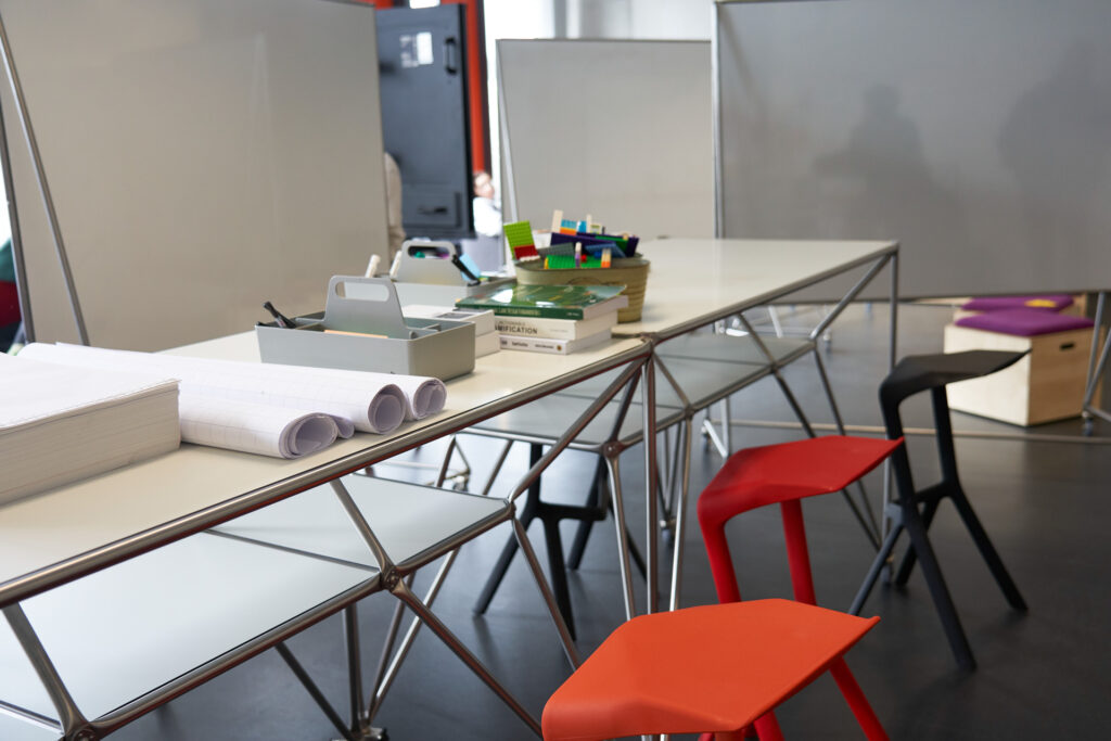 Beispiel Hochtisch mit Lehrmaterial