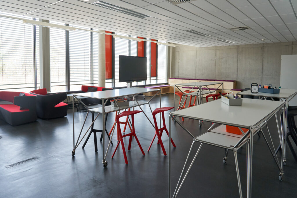 Beispiel Seminarraum mit Hochtischen