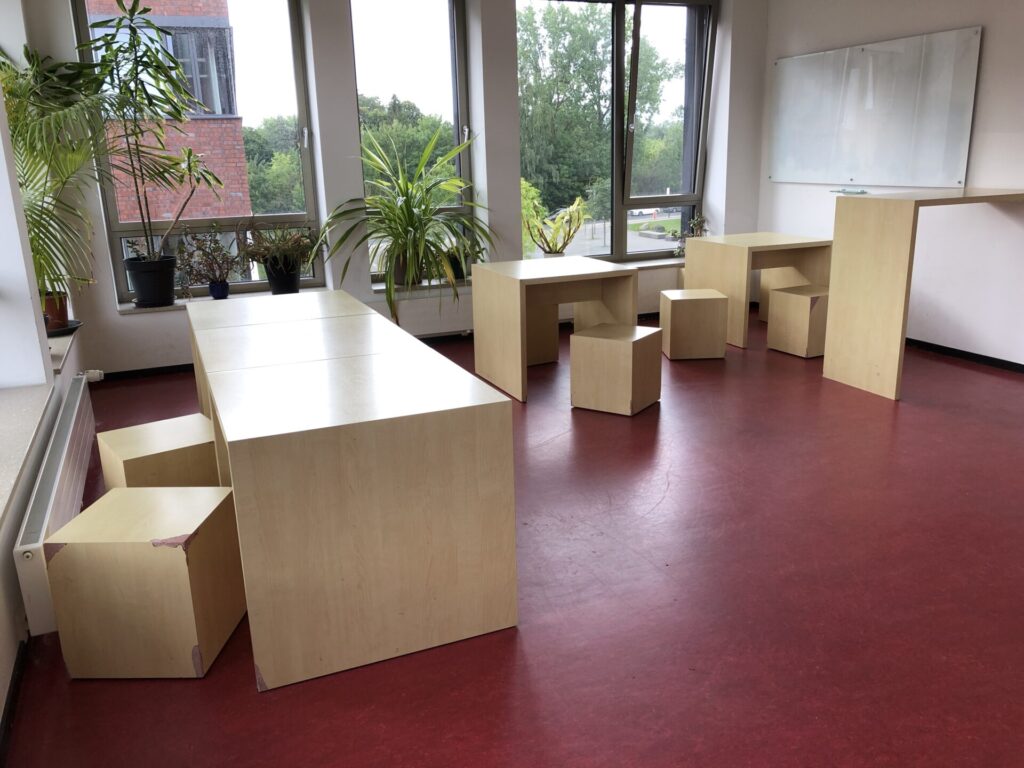 Beispiel Pausenraum mit Hochtischen