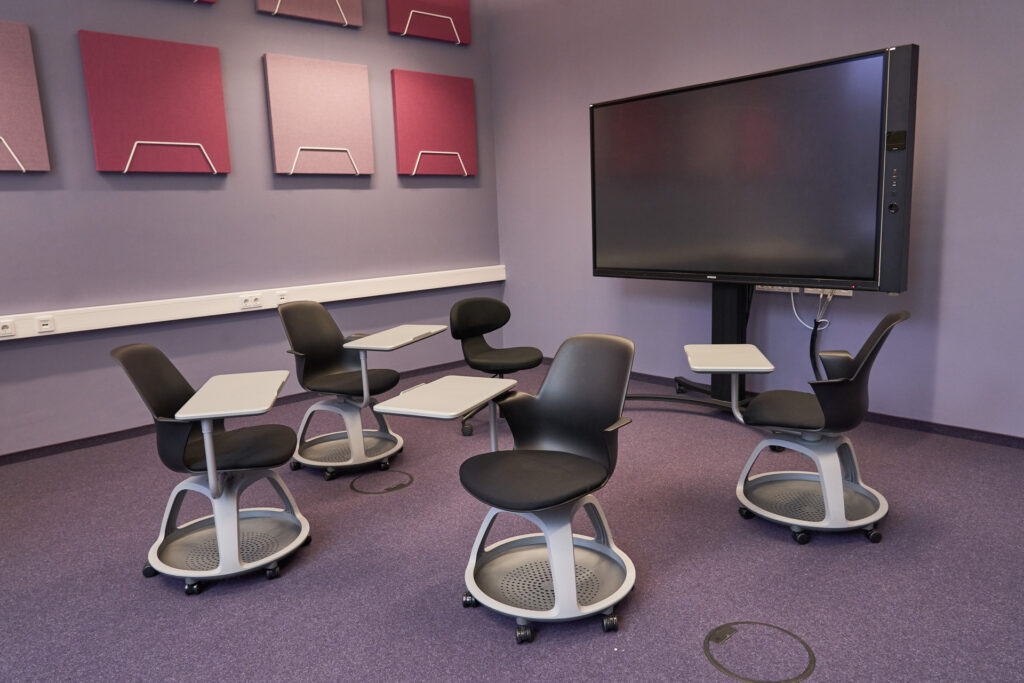 Beispiel Hocker mit Arbeitstisch in Konferenzraum