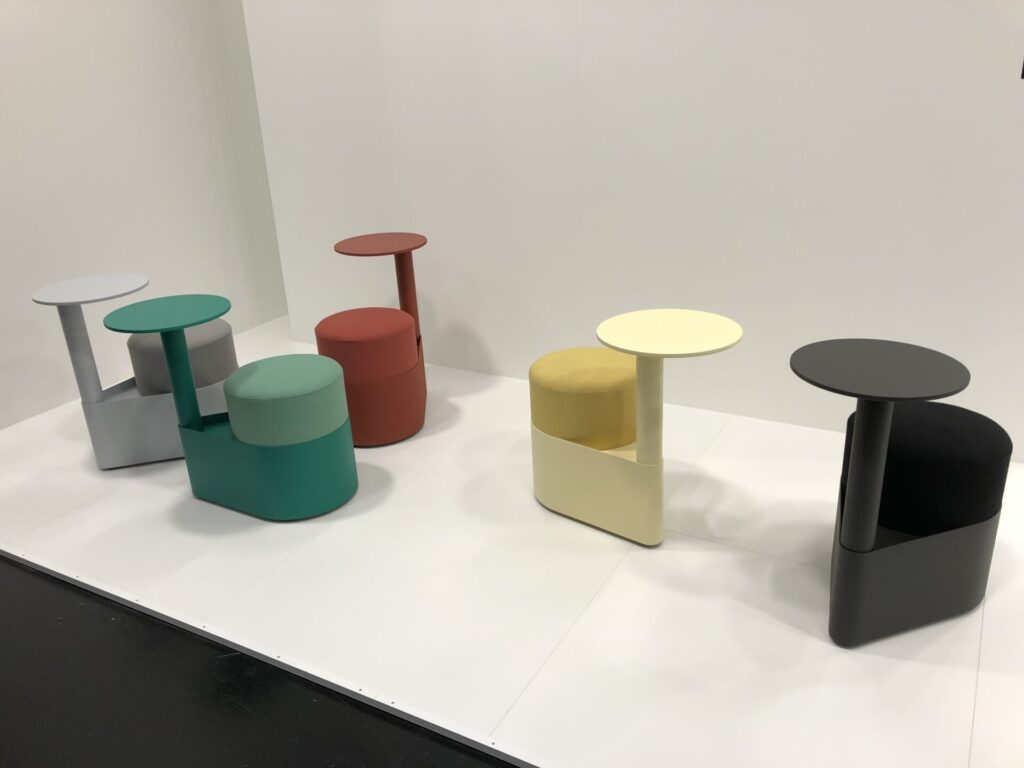 Beispiel Hocker mit runden Arbeitstischen