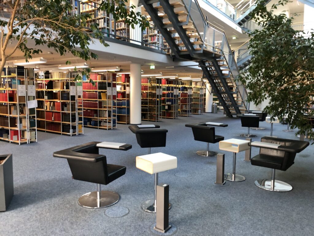 Beispiel Hocker mit Arbeitstischen in Bibliothek