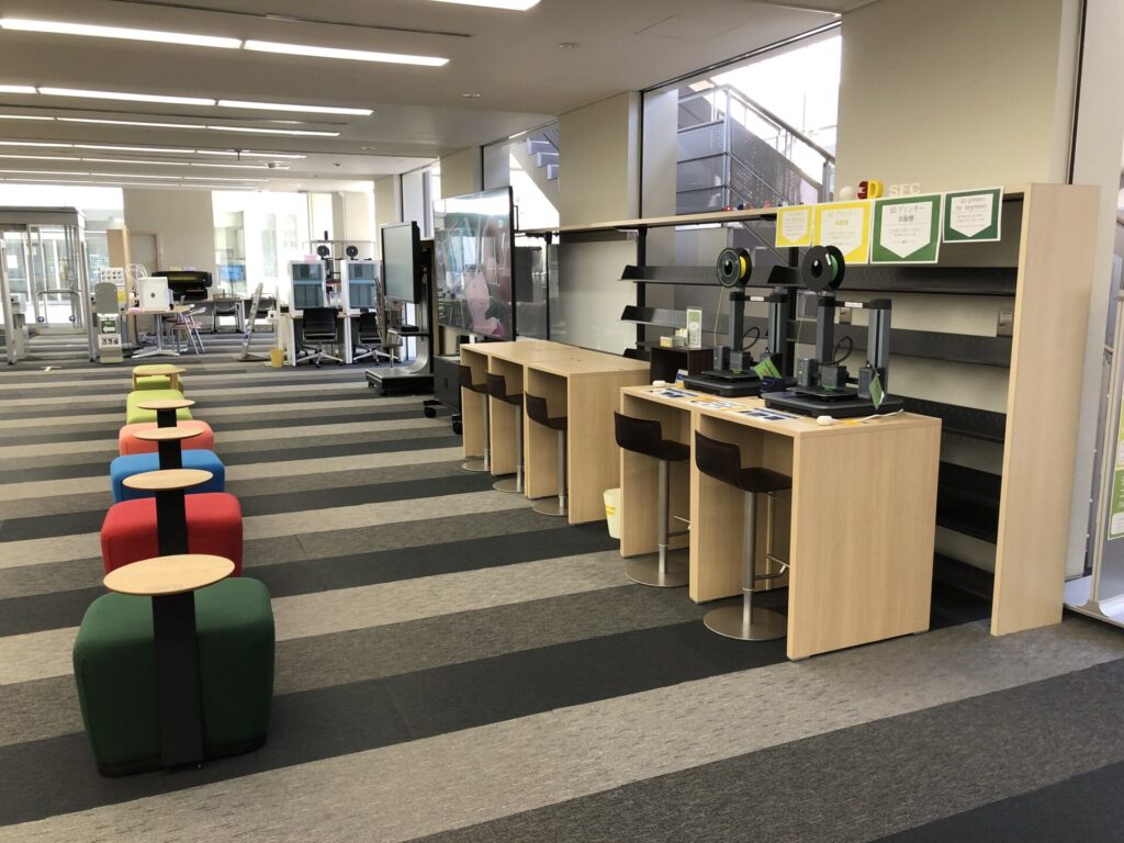 Beispiel Reihe an Hockern mit Arbeitstisch