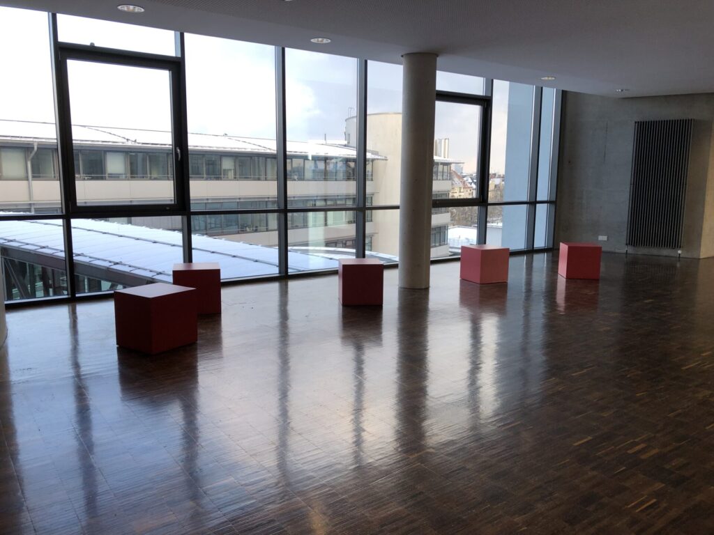 Beispiel verstreute Hocker in Saal