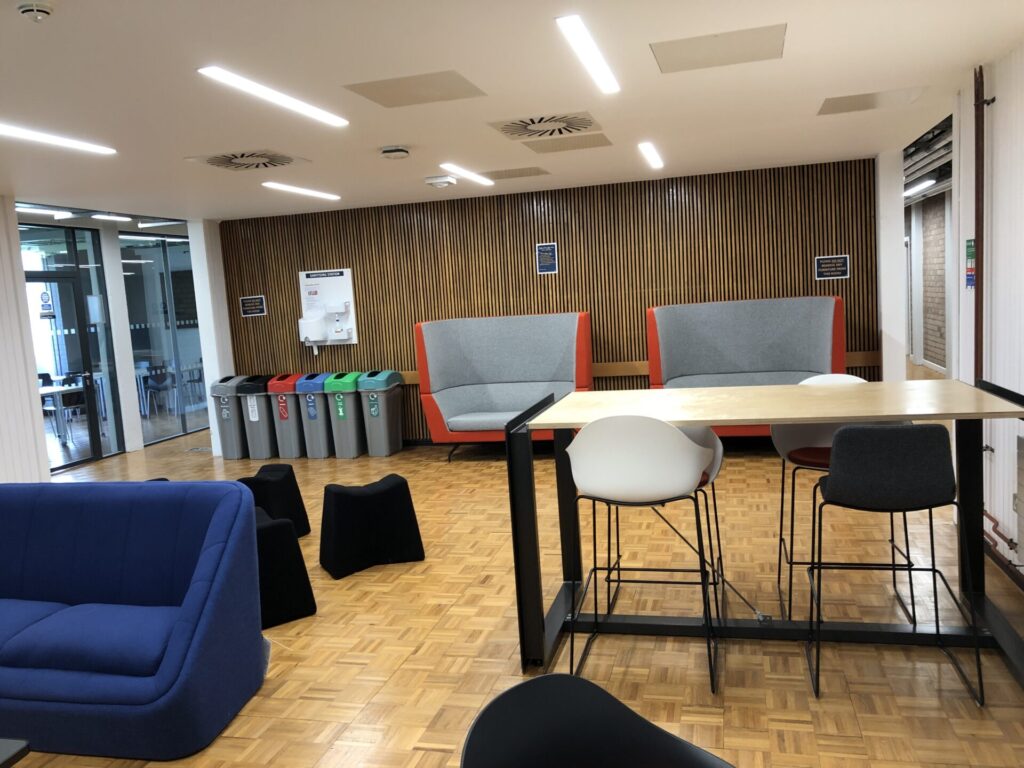 Beispiel Hocker in Lounge