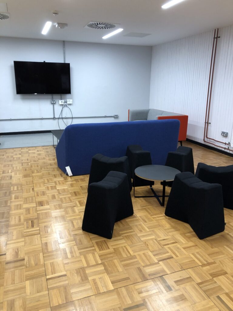 Beispiel Hocker um runden Tisch