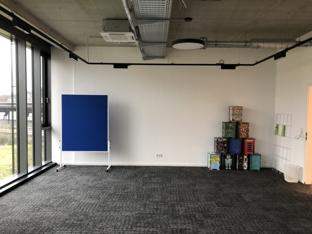 Beispiel gestapelte Hocker in Ecke