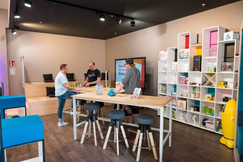 Beispiel Schrankwand in Raum mit Gruppe