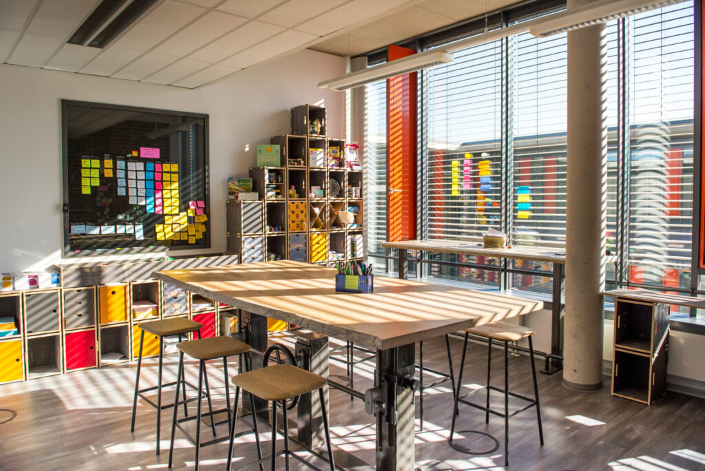 D61_2997 Beispiel Kreativraum mit Schrankwand, Post-It-Tafel und Gruppenhochtisch