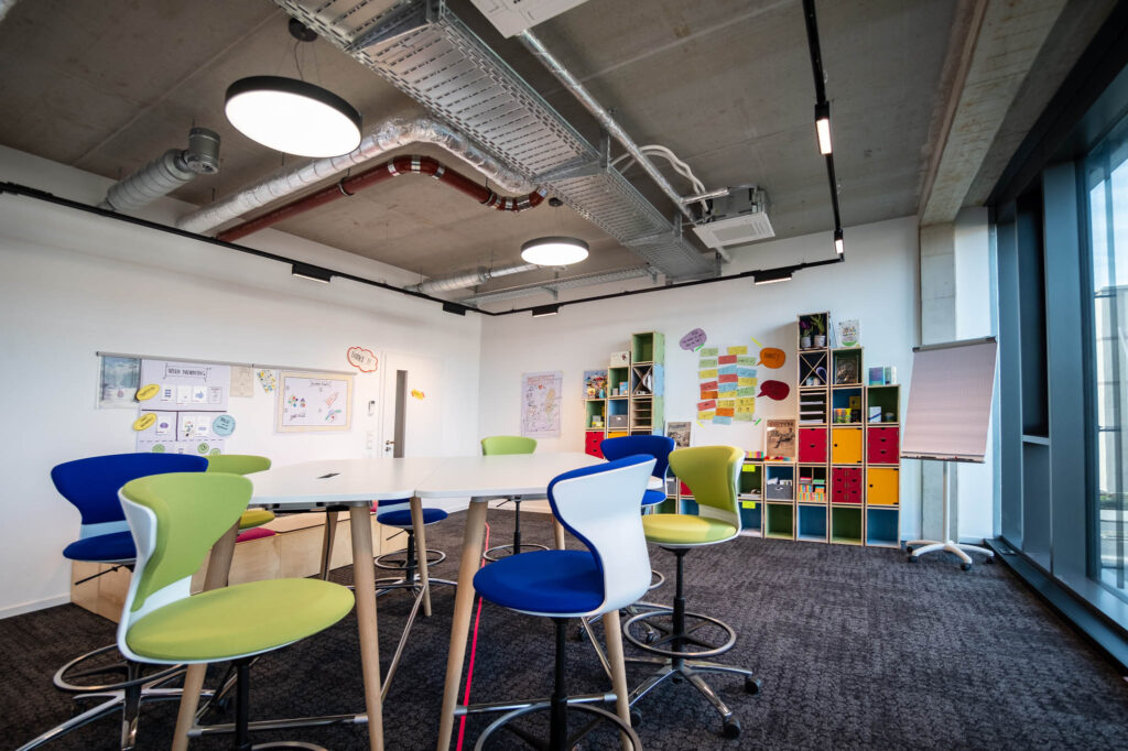 Beispiel Kreativraum mit Schrankwand und Gruppentisch