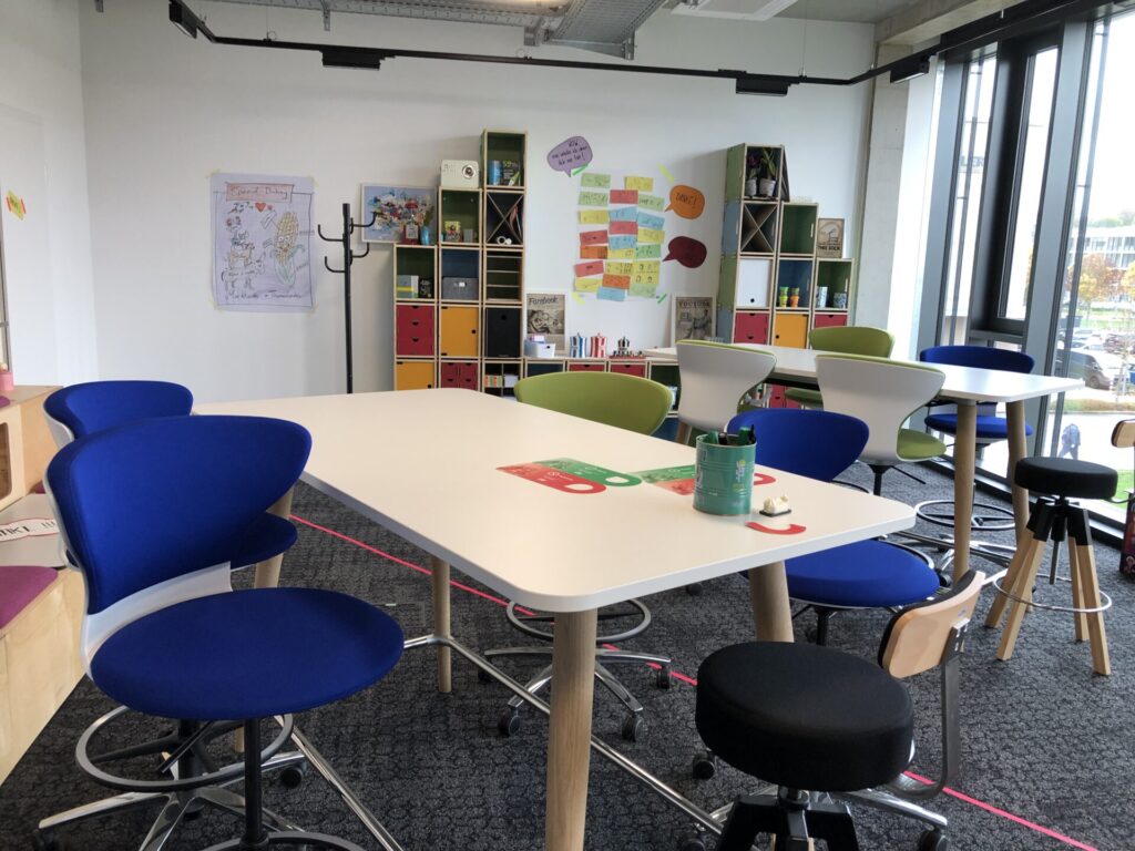 Beispiel Kreativraum mit Schrankwand und Gruppentisch