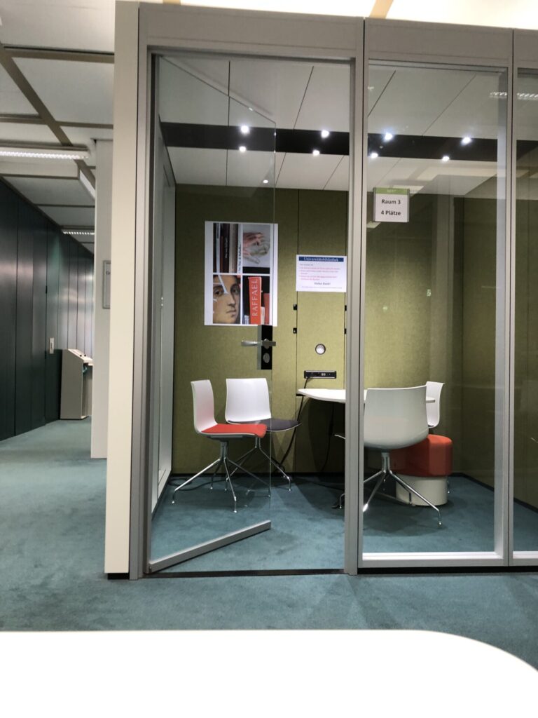 Beispiel Lernbox mit Poster in Unibibliothek