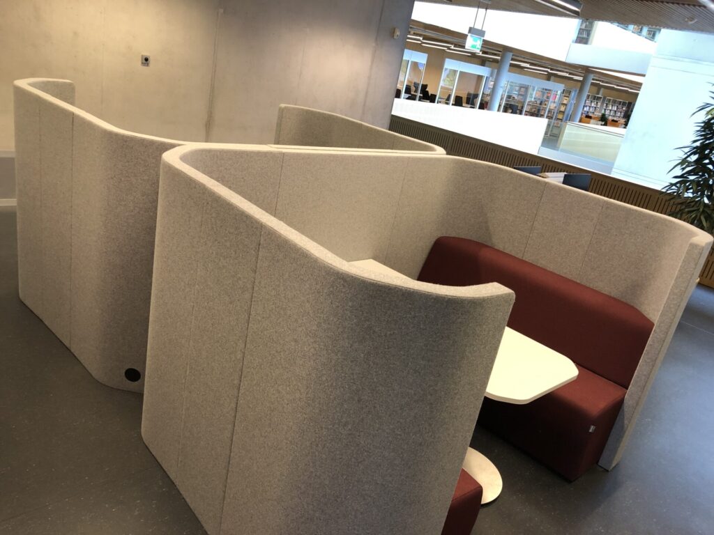 Beispiel Lerncubicles mit Tisch