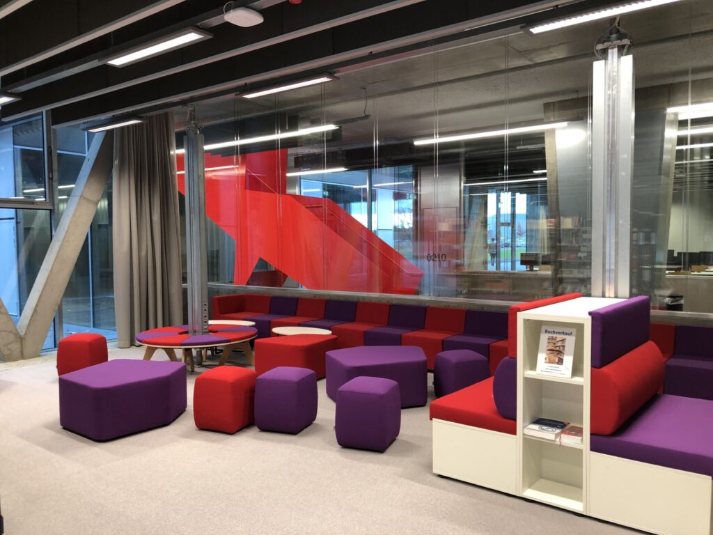 Beispiel offene Lernecke mit mehreren Hockern