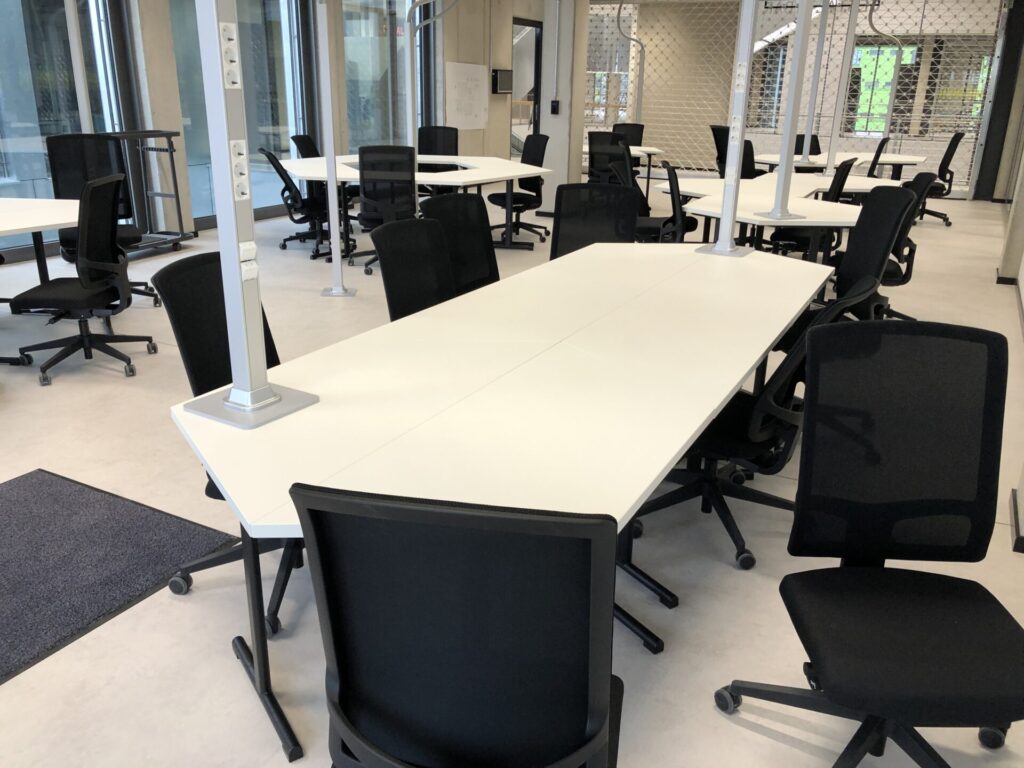 Beispiel Lerninseln mit großen Tischen