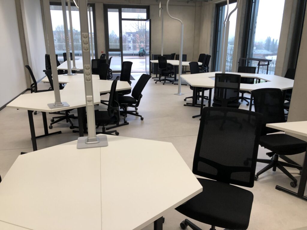 Beispiel Lerninseln mit kleinen Tischen