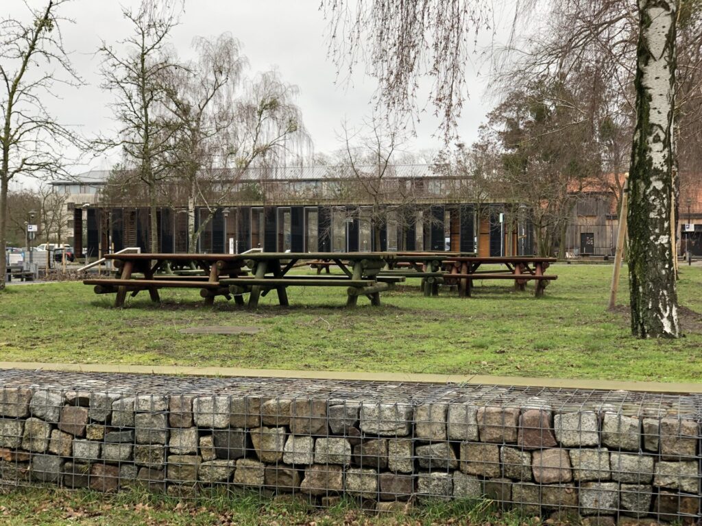 Beispiel Sitzbänke und Gruppentische aus Grünfläche