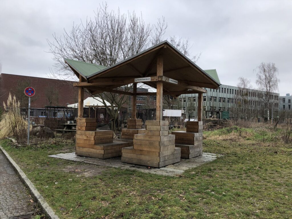 Beispiel überdachte Sitzplätze im Raucher:innen Bereich