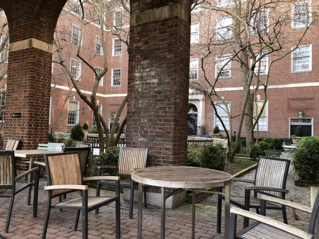 Beispiel überdachte Arbeitsplätze im Outdoor-Bereich