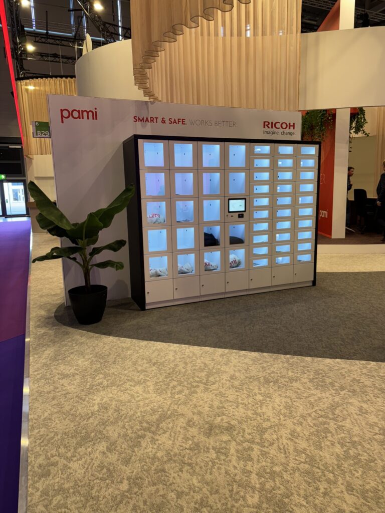 Beispiel beleuchtete Schließfächer mit Glastüren und sichtbarem Inhalt