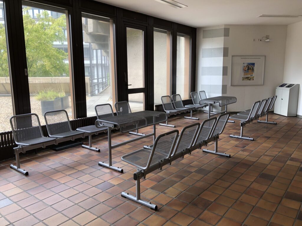 Beispiel Bänke im Wartebereich