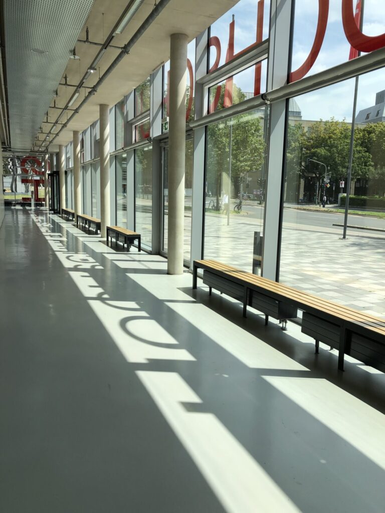 Beispiel Bänke im Sonnenlicht