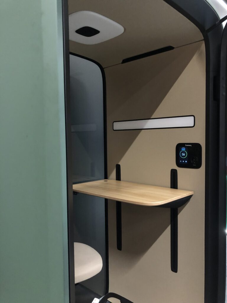 Beispiel Inneres einer Videokonferenzzelle